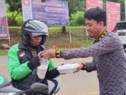 Gerakan Sedekah Jum’at Setda Bagikan Nasi Kotak dan Takjil Buka Puasa