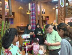 Kain Taipa Binaan Dekranasda Lutim Laris Manis di Jakarta