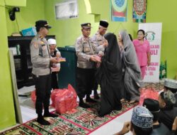 Polres Luwu Utara Berbagi Makanan Takjil kepada Para Santri Ponpes DDI Masamba