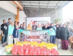 Peduli Sosial Ramadhan, Panwaslu Kecamatan Malili Bersama PKD Bagikan Paket Sembako Ke Masyarakat