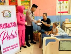 Personil Polsek Malangke dan Bhayangkari Bagikan Ratusan Paket Takjil Jelang Buka Puasa