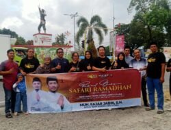 Safari Ramadhan, Tim Dozer Luwu Utara Bagi Ratusan Paket Takjil di Jalan