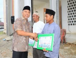 Budiman Serahkan Penghargaan Laporan Zakat Terbaik dan Tali Asih Saat Safran di Wotu