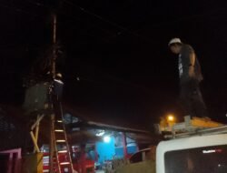 Respon Cepat PLN Malili Turunkan Teknisi Perbaiki Kabel Yang Melintang Dijalan Poros Baruga