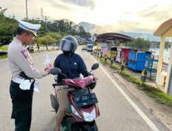 Sat Lantas Polres Lutim Bagikan Browsur ke Pengguna Jalan