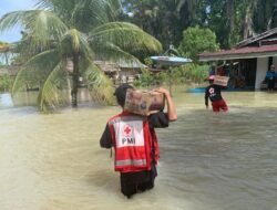 Demi Kemanusiaan, Relawan PMI Lutra Salurkan Bantuan untuk Korban Banjir di Bansel Meski Lagi Berpuasa