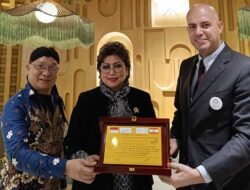 Maya Rumantir Terima SHIELD of First Excellence dari Konsorsium Firsts Union dan PPWI
