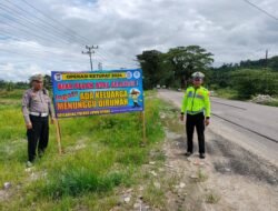 Tekan Angka Kecelakaan sat Lantas Polres Luwu Utara lakukan Pemasangan Baliho  di Titik Rawan laka