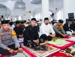 Bupati Bersama Ketua DPRD Luwu Timur Shalat Idul Fitri Di Masjid Agung