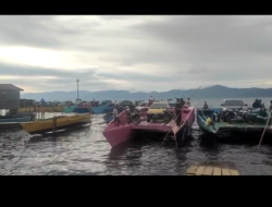 Membuludak Mobil dan Motor Dari Morowali Seberangi Danau Matano Untuk Mudik