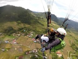 Meriahkan Even Pesona Luwu Utara 2024, Kapolres dan Ketua Bhayangkari Jajal Olahraga Paralayang
