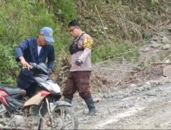 Kapolsek Rongkong dan Personel Patroli Sambang di Daerah Rawan Longsor Dengan Sepeda Motor
