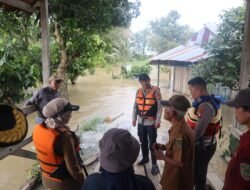 Kapolres Luwu Utara Bersama Bupati Luwu Utara Tinjau Lokasi Banjir dan Bagikan Bantuan Sosial