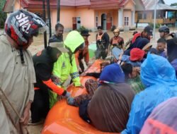 Polri Distribusikan Bantuan  Logistik dan Bangun Dapur Umum Bagi Korban Banjir di Luwu