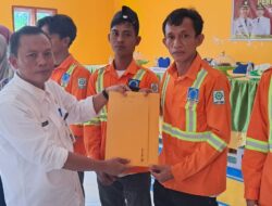 Pj. Desa Pasi -Pasi, Rakhsan Menyerahkan Sertifikat Pelatihan Kepada 25 Orang Warganya