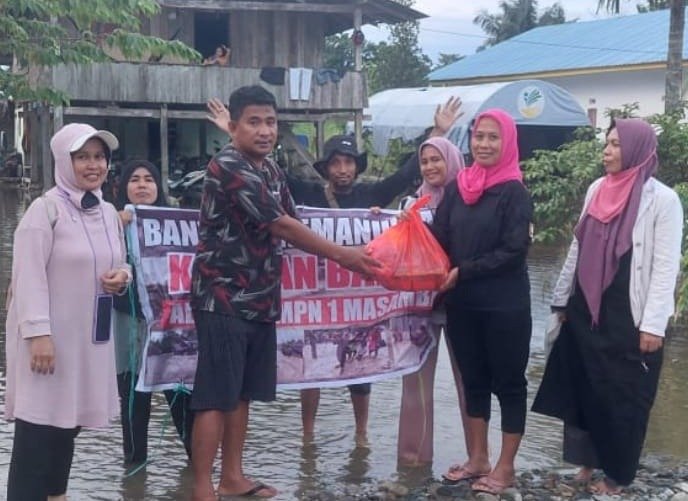 Alumni SMPN 4 Masamba Angkatan 1994 Beri Bantuan Kemanusiaan untuk Korban Banjir di Bansel