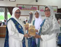 Hj. Sufriaty Lantik Pengurus Cabang BKMT Kecamatan Nuha