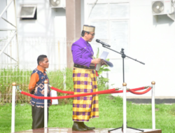 Berpakaian Adat, Wabup Suaib Mansur Pimpin Upacara Hardiknas di Luwu Utara