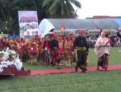 Menggunakan Baju Adat Wahidin Wahid Tampil Sebagai Defile Pertama Parade Budaya Roadshow Kebudayaan di Wotu dr