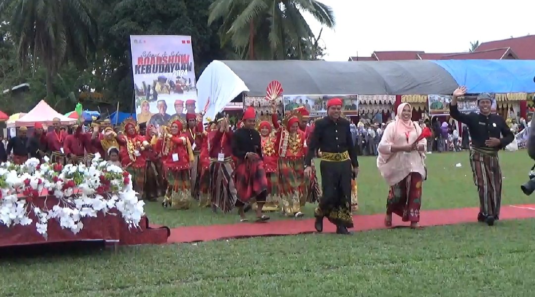 Menggunakan Baju Adat Wahidin Wahid Tampil Sebagai Defile Pertama Parade Budaya Roadshow Kebudayaan di Wotu