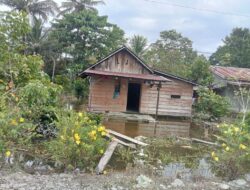 Meski di Landa Banjir, Pelayanan di Kantor Desa Pute Mata Tetap Berjalan