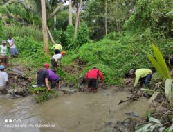Sigap Atasi Banjir, Camat Angkona Terjunkan Warga Bersihkan Saluran Pembuangan Manakai