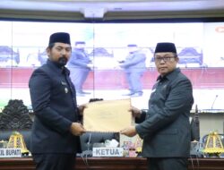 Wabup Akbar Serahkan 1 Buah Ranperda Tahap II Kepada DPRD Lutim