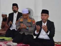 Bupati dan Wabup Lutim Bersama Keluarga Shalat Idul Adha di Masjid Agung Malili