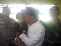 Budiman Gendong Bayi di Kegiatan Intervensi Serentak Pencegahan Stunting Tahun 2024