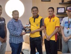 Kapolres Luwu Utara Terima Penyerahan Piala Juara Turnamen Domino Kapolda Cup-2025