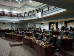 Wabup Lutim Sampaikan Jawaban Bupati Terhadap Pandangan Fraksi DPRD Tentang Pertanggung Jawaban APBD