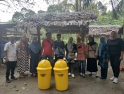 Bagikan Tempat Sampah di ODTW Tamboke, Kepala UPT Pariwisata: Simpan Sampah pada Tempatnya