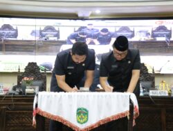 Wabup Akbar Serahkan Rancangan KUA PPAS TA. 2024 Kepada DPRD Lutim