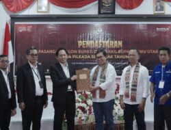 Di antara ribuan warga, Suaib Mansur dan Triyono resmi mendaftar di KPU