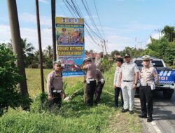 Hari Ketiga Operasi Zebra, Satlantas Polres Luwu Utara Sosialisasikan Keselamatan Melalui Pemasangan Baliho