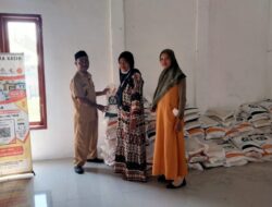 Kades Lakawali Salurkan Bantuan Pangan Beras Kepada 184 Warganya