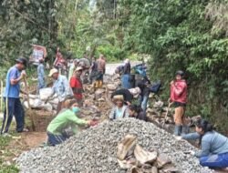 Solidaritas Waga Lembang Benteng Ka’do Perbaiki Akses Jalan Lewat Gotong Royong