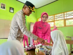 Didampingi Istri, Kapolres Luwu Utara Bagikan Makan Gratis di Desa Maipi