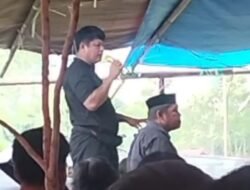 Pelepasan Jenazah Di Tarabbi, Ketua DPRD Lutim Sampaikan Ucapan Belasungkawa Dan Serahkan Balon Penerangan