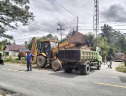 Warga Lambarese Ucapkan Terima Kasih atas Bantuan Pemdes Benteng dalam Penanganan Banjir