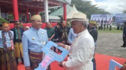 Bupati Serahkan Bantuan Alsintan ke Sejumlah Poktan pada Puncak Peringatan Hari Jadi XXVI Luwu Utara