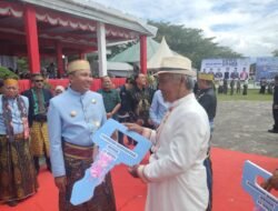 Bupati Serahkan Bantuan Alsintan ke Sejumlah Poktan pada Puncak Peringatan Hari Jadi XXVI Luwu Utara