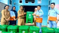 PT CLM Beri Bantuan Bak Sampah Desa Puncak Indah