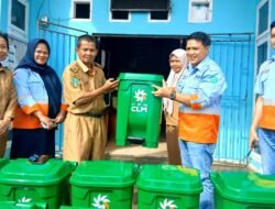 PT CLM Beri Bantuan Bak Sampah Desa Puncak Indah