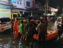 Sigap, Polisi di Tangsel Bantu Korban Banjir Karena Tugas Kemanusiaan