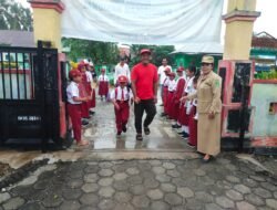 Diguyur Hujan, Para Ayah di Tomoni Timur Tetap Antar Anak ke Sekolah