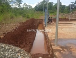 Lanjutan Pembangunan Lapangan Futsal di Desa Baruga Sebagai Wujud Komitmen PT CLM untuk Pemberdayaan Masyarakat