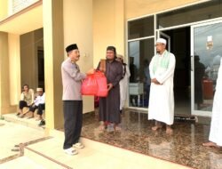 Satuan Binmas Polres Lutim Berbagi Nasi Kotak di Masjid Baitul  Rahman
