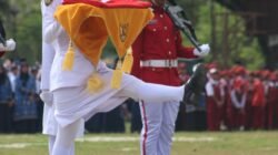 Siswi SMAN 8 Pembawa Baki Bendera pada Upacara HUT ke-80 RI di Luwu Utara