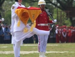 Siswi SMAN 8 Pembawa Baki Bendera pada Upacara HUT ke-80 RI di Luwu Utara